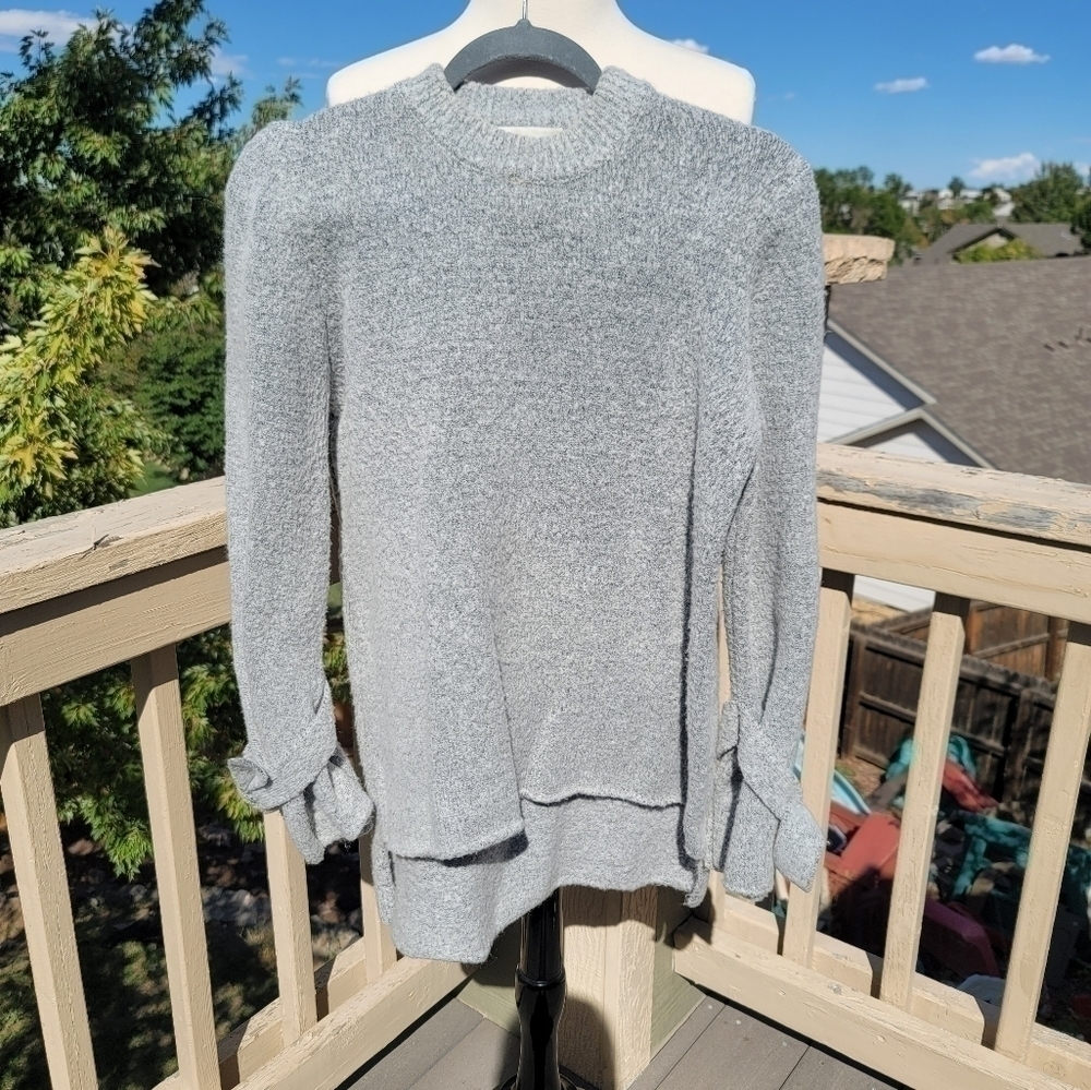 J.O.A HIGH LOW GRAY SWEATER, W TIE BELL SLEEVE DETAIL, SZ SMALL